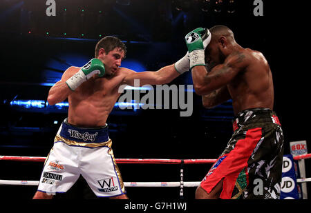 Frank Buglioni (à gauche) en action contre Andrew Robinson lors de leur combat de titre de super midlewhuit en Europe WBO à l'Excel Arena, Londres. Banque D'Images