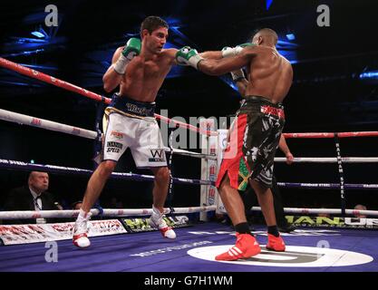 Frank Buglioni (à gauche) en action contre Andrew Robinson lors de leur combat de titre de super midlewhuit en Europe WBO à l'Excel Arena, Londres. Banque D'Images