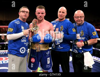 Frankie Gavin (deuxième à gauche) célèbre les coups de Bradley Skeete dans leur combat britannique et vacant de poids-lourd du Commonwealth à l'Excel Arena, Londres. Banque D'Images