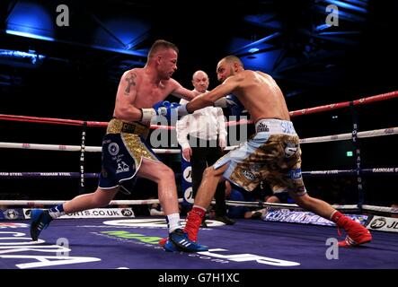 Frankie Gavin (gauche) en action contre Bradley Skeete lors de leur combat britannique et vacant du titre de poids-lourd du Commonwealth à l'Excel Arena, Londres. Banque D'Images