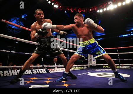 Chris Eubank Junior (à gauche) en action contre Billy Joe Saunders lors de leur combat de titres de l'Europe britannique et du Commonwealth à l'Excel Arena, Londres. Banque D'Images