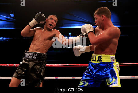 Chris Eubank Junior (à gauche) en action contre Billy Joe Saunders lors de leur combat de titres de l'Europe britannique et du Commonwealth à l'Excel Arena, Londres. Banque D'Images