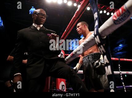 Chris Eubank (à gauche) avant le combat de son fils à mi-hauteur de l'Europe britannique et du Commonwealth à l'Excel Arena de Londres. Banque D'Images