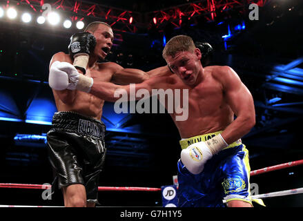 Chris Eubank Junior (à gauche) en action contre Billy Joe Saunders lors de leur combat de titres de l'Europe britannique et du Commonwealth à l'Excel Arena, Londres. Banque D'Images