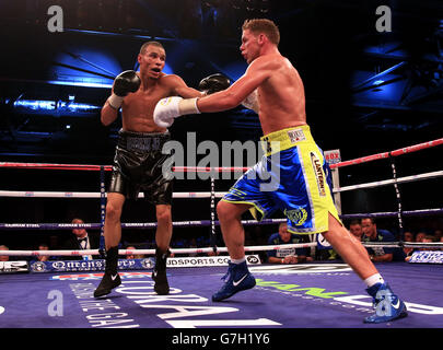 Chris Eubank Junior (à gauche) en action contre Billy Joe Saunders lors de leur combat de titres de l'Europe britannique et du Commonwealth à l'Excel Arena, Londres. Banque D'Images