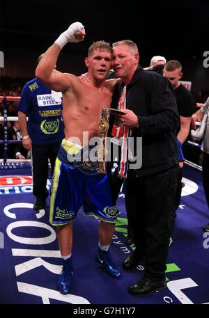 Billy Joe Saunders (à gauche) célèbre le combat contre Chris Eubank Junior dans leur combat de titres de l'Europe britannique et du Commonwealth à l'Excel Arena de Londres. Banque D'Images