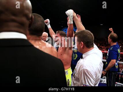 Billy Joe Saunders célèbre le combat contre Chris Eubank Junior dans leur combat de titres de l'Europe britannique et du Commonwealth à l'Excel Arena de Londres. Banque D'Images