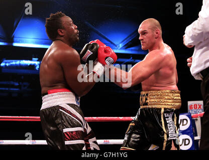 Tyson Fury (à droite) en action contre Dereck Chisora lors de leur match éliminateur pour le Championnat du monde de poids lourd WBO et le Championnat britannique et du Commonwealth de poids lourd à l'Excel Arena, Londres. Banque D'Images