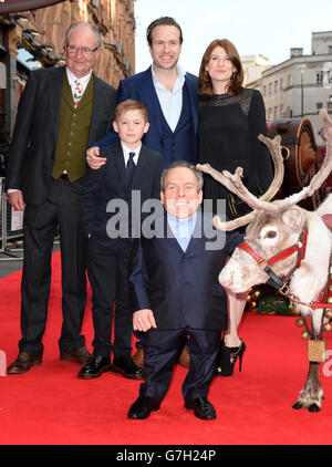 Les acteurs (de gauche à droite) Jim Broadbent, Kit Connor, Rafe Spall, Jodie Whittaker et Warwick Davis (avant) assistent à la première mondiale de Get Santa au cinéma vue West End, Londres. Banque D'Images