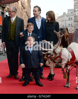Les acteurs (de gauche à droite) Jim Broadbent, Kit Connor, Rafe Spall, Jodie Whittaker et Warwick Davis (avant) assistent à la première mondiale de Get Santa au cinéma vue West End, Londres. Banque D'Images