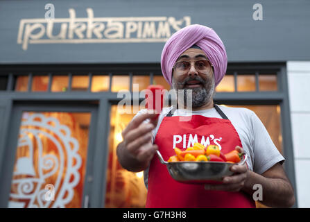 Le chef et comédien anglo-indien Hardeep Singh Kohli au restaurant Pukka Pimm's Pop-up, situé au 133 Bethnal Green Road, à l'est de Londres. Banque D'Images