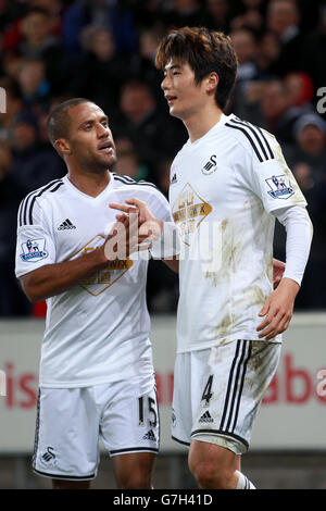 Ki Sung-Yueng, de Swansea City, célèbre avec le coéquipier Wayne Routledge après avoir obtenu le premier but de son équipe. Banque D'Images