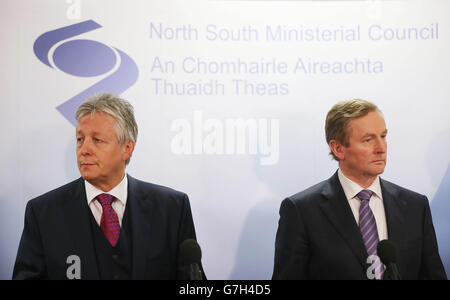 Le premier ministre de l'Irlande du Nord, Peter Robinson (à gauche) et Taoiseach Enda Kenny, se penparmi eux lors d'un communiqué de presse lors de la réunion du Conseil ministériel Nord-Sud à Armagh. Banque D'Images