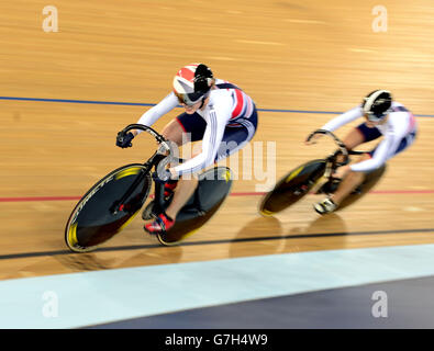 En Grande-Bretagne, Jessica Varnish (à droite) et Victoria Williamson (à gauche) participent à la course féminine de Sprint lors de la coupe du monde de cyclisme sur piste UCI au Lee Valley Velpopark, à Londres. Banque D'Images