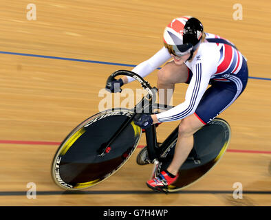 Victoria Williamson, en Grande-Bretagne, participe à la course féminine de Sprint lors de la coupe du monde de cyclisme sur piste UCI au Lee Valley Velpark, à Londres. Banque D'Images