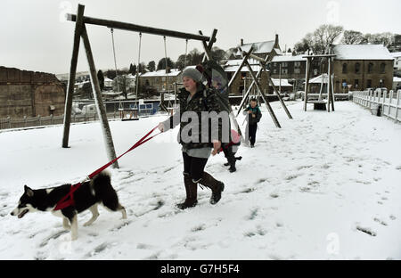 Les gens marchent jusqu'à l'école dans la neige à Nenthead, en Cumbria, alors que le temps de la ruse et de l'hiver baladera à travers la Grande-Bretagne cette semaine, ce qui suscitera la crainte de perturbations et de chaos dans les voyages. Banque D'Images