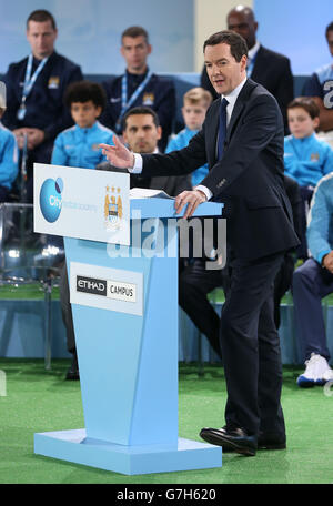 Football - lancement officiel du terrain d'entraînement de Manchester City.Le chancelier George Osbourne s'adresse à l'auditoire pour l'ouverture du campus Etihad (City football Academy).Manchester. Banque D'Images