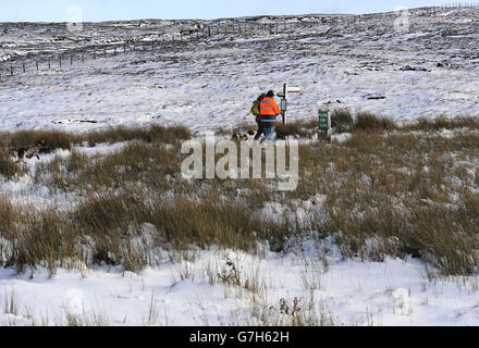 Les marcheurs traversent les chemins de Pennine au-dessus de Swaledale dans les Yorkshire Dales, tandis que le temps vivivivicié et hivernal se baladera dans toute la Grande-Bretagne cette semaine, suscitant la crainte de perturbations et de chaos dans les voyages. Banque D'Images