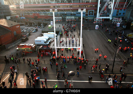 Rugby Union - Dove Men Series 2014 - pays de Galles / Afrique du Sud - Millennium Stadium.Les fans du pays de Galles et d'Afrique du Sud arrivent à l'entrée du stade Millennium Banque D'Images