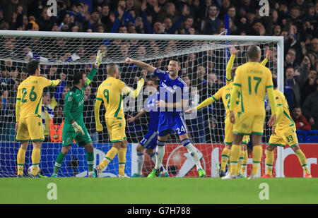 Gary Cahill, de Chelsea (au centre), célèbre après que John OBI Mikel (non représenté) ait obtenu le troisième but de Chelsea. Banque D'Images