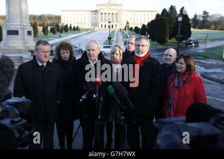 Martin McGuinness de Sinn Fein parle aux médias après des entretiens à Stormont House à Belfast. Banque D'Images