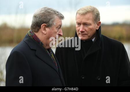 Roy Hodgson, directeur de l'Angleterre (à gauche), s'entretient avec Richard Bevan, directeur général de la League Managers Association (à droite) avant la cérémonie de dédicace du mémorial du football pour commémorer la trêve de Noël 1914 à l'arboretum du Mémorial national d'Alrewas, dans le Staffordshire. Banque D'Images