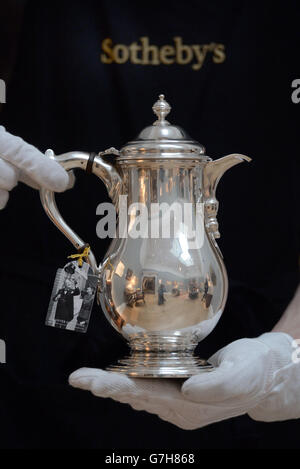 Le jug du Cabinet de guerre de Comymes & son 1942 est exposé lors de la consultation de la presse de Daughter of History, Mary Soames et The Legacy of Churchill à la maison de vente aux enchères de Sotheby, Londres.ASSOCIATION DE PRESSE photo Date: Vendredi 12 décembre 2014.Retraçant la vie de Lady Soames, la collection raconte des moments historiques du XXe siècle, tout en présentant un portrait intime de Winston Churchill et de sa famille.Le crédit photo devrait se lire : Anthony Devlin/PA Wire Banque D'Images