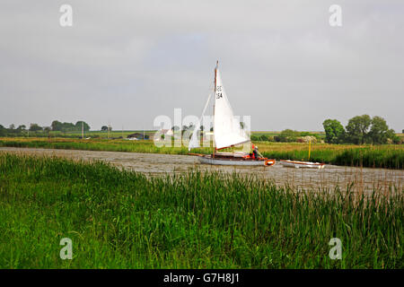 La voile contre une forte brise sur la rivière Bure sur les Norfolk Broads à Upton, Norfolk, Angleterre, Royaume-Uni. Banque D'Images