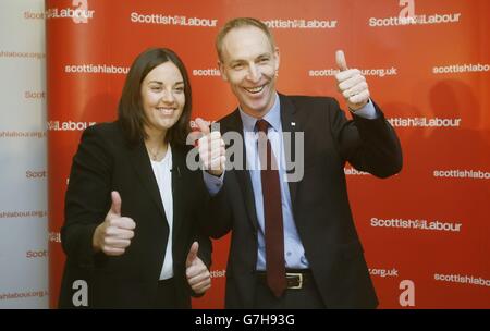 Le nouveau chef du parti travailliste écossais Jim Murphy et le chef adjoint Kezia Dugdale (à gauche) à la Glasgow Emirates Arena alors que le parti annonçait les résultats de ses élections à la direction. Banque D'Images