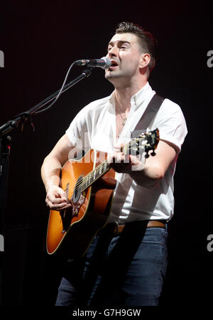 Liam Fray se produit au Winter Wonderland 2014 de XFM, à l'O2 Apollo Manchester. Banque D'Images