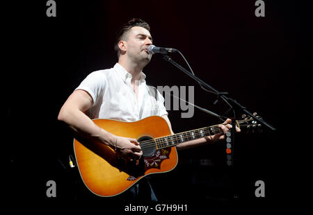 Liam Fray se produit au Winter Wonderland 2014 de XFM, à l'O2 Apollo Manchester. Banque D'Images