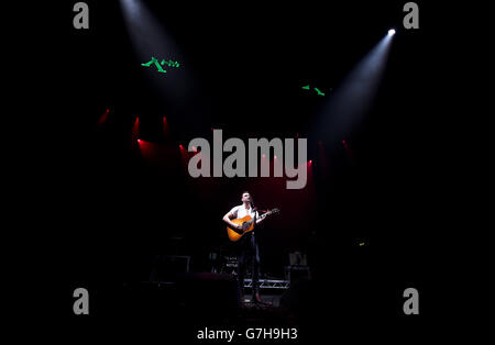 Liam Fray se produit au Winter Wonderland 2014 de XFM, à l'O2 Apollo Manchester. Banque D'Images