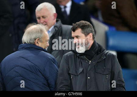 Roy Keane (à droite), directeur adjoint de la République d'Irlande, prend place dans les stands avant le match de la Barclays Premier League à Goodison Park, Liverpool.APPUYEZ SUR ASSOCIATION photo.Date de la photo: Lundi 15 décembre 2014.Voir PA Story SOCCER Everton.Le crédit photo doit indiquer Peter Byrne/PA Wire. Banque D'Images