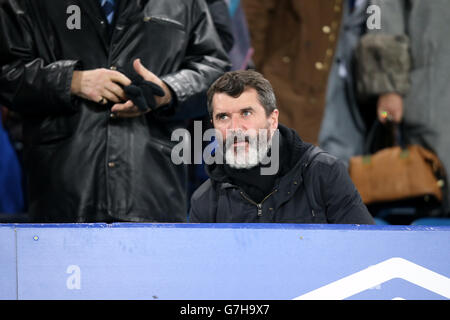 Roy Keane (à droite), directeur adjoint de la République d'Irlande, prend place dans les stands avant le match de la Barclays Premier League à Goodison Park, Liverpool.APPUYEZ SUR ASSOCIATION photo.Date de la photo: Lundi 15 décembre 2014.Voir PA Story SOCCER Everton.Le crédit photo doit indiquer Peter Byrne/PA Wire. Banque D'Images