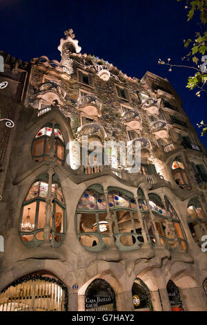 La Casa Batlló, 1904, par l'architecte Anton Gaudì, de nuit, de l'Eixample, Barcelone, Espagne, Europe Banque D'Images