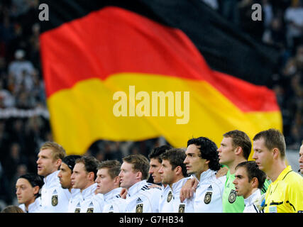 L'équipe nationale allemande en face du Pavillon allemand lors de l'hymne national, le football match de qualification pour l'UEFA Banque D'Images