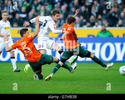 Chance de marquer pour Roman Neustaedter, Gladbach, contre Sebastian Proedl et Aleksandar Ignjovski, tant de Brême, Allemand Banque D'Images