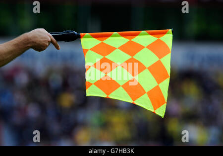 Drapeau de l'arbitre assistant, Bundesliga football, match entre le Bayer Leverkusen 0-0 Borussia Dortmund, BVB, Bay Arena Banque D'Images