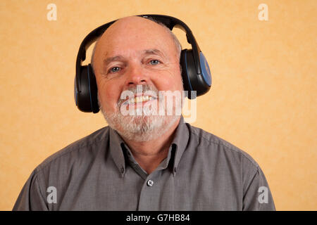 Un homme âgé, 59, avec casque, friendly, smiling Banque D'Images