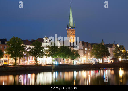 Cityscape sur Obertrave river la nuit, ville hanséatique de Lübeck, UNESCO World Heritage Site, Baie de Luebeck, mer Baltique Banque D'Images