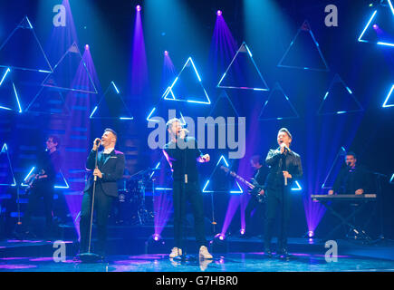 Prenez cette (de gauche à droite) Gary Barlow, Howard Donald et Mark Owen pendant le tournage du Graham Norton Show aux London Studios, dans le centre de Londres. Banque D'Images