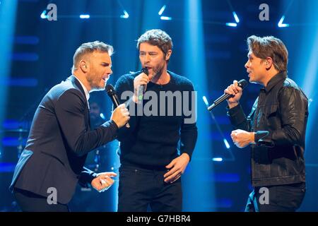 Prenez cette (de gauche à droite) Gary Barlow, Howard Donald et Mark Owen pendant le tournage du Graham Norton Show aux London Studios, dans le centre de Londres. Banque D'Images