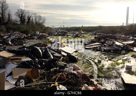 Un site illégal de pointe de mouche le long de l'estuaire de la Tamise à Purfleet, dans l'Essex. Banque D'Images