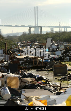 Faire un survol dans l'Essex.Un site illégal de pointe de mouche le long de l'estuaire de la Tamise à Purfleet, dans l'Essex. Banque D'Images