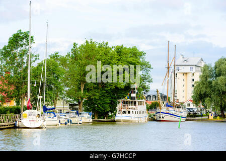 Soderkoping, Suède - 20 juin 2016 : La promenade du canal le matin avec des bateaux amarrés le long de Gota canal. Banque D'Images