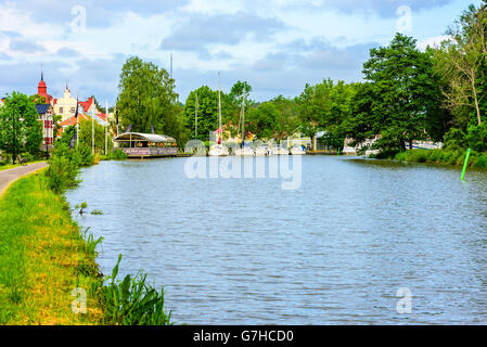 Soderkoping, Suède - 20 juin 2016 : La promenade du canal le matin avec des bateaux amarrés le long de Gota canal. Banque D'Images