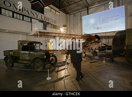 Un visiteur se tenant devant un avion de chasse Bristol F.2b, lors d'un aperçu de l'exposition The First World War in the Air Museum du Royal Air Force Museum à Londres. Banque D'Images