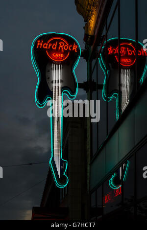 Vue sur la guitare lumineuse signe de l'hard rock café à Seattle (Washington, États-Unis) Banque D'Images