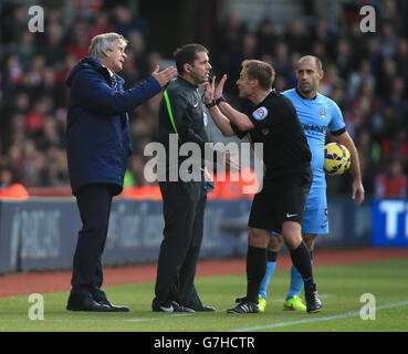 Manuel Pellegrini, directeur de Manchester City (à gauche), parle avec l'arbitre Mike Jones (à droite) lors du match de la première ligue de Barclays au stade St Mary's, à Southampton.APPUYEZ SUR ASSOCIATION photo.Date de la photo: Dimanche 30 novembre 2014.Voir PA Story FOOTBALL Southampton.Le crédit photo doit indiquer Nick Potts/PA Wire. Banque D'Images