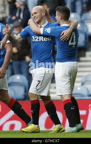 Nicky Law des Rangers célèbre son but avec le coéquipier Fraser Aird lors du match de la coupe d'Écosse William Hill à Ibrox, Glasgow. Banque D'Images